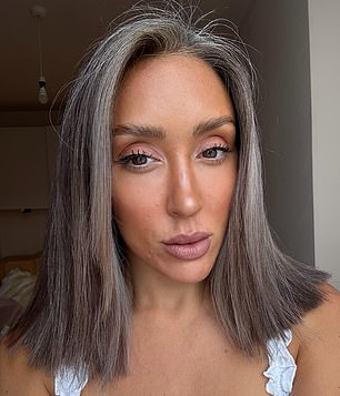 Dijeleći ažuriranje na Instagramu ovog tjedna, pokazala je svoj novi izgled i objasnila: '24 sata naviknuvši se na moju novu kosu eek !! pređite prstom do kraja za prije '