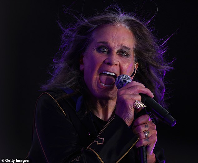 Rocker Black Sabbath umro je u dobi od 76 godina 22. srpnja, a njegov pogrebni Cortege proputovao je u srijedu kroz njegov rodni grad Birmingham