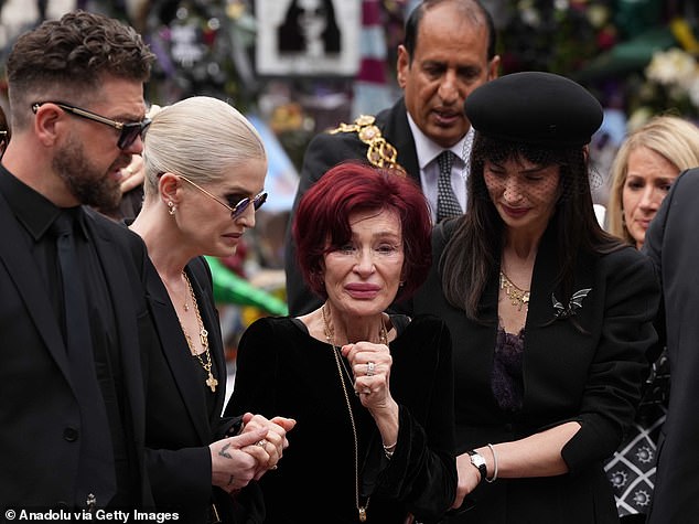 Njegova tuga koja je zatečena supruga Sharon i djeca Jack, Kelly, Aimee i Louis vodili su paradu i zaustavili se na Black Sabbath Bridgeu do izljeva ljubavi