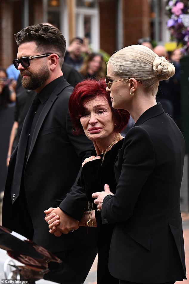 Sharon (72) je tijekom ceremonije odala suptilnu počast svom pokojnom mužu dok je nosila Ozzyjev prsten oko vrata
