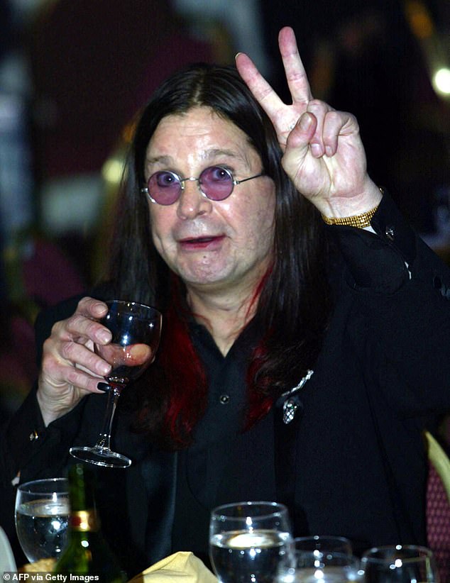 Ozzy (na slici 2002.) ranije je objasnio značaj koji mu se sviđa za mirnu gestu, govoreći Rolling Stone 2002: 'Bili smo posljednji hipi bend. Bili smo u miru '