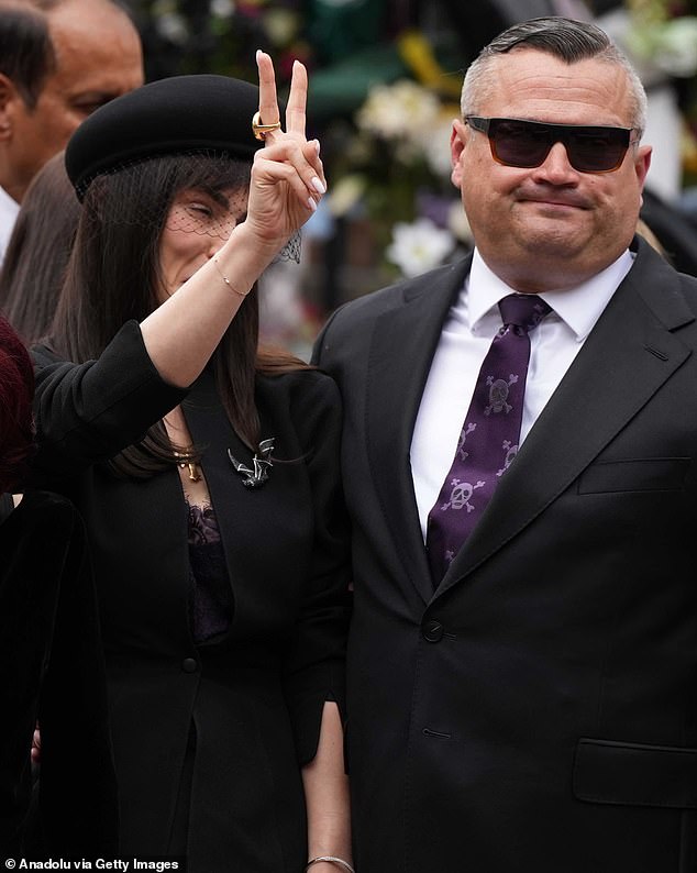 Ozzyjev sin Louis - od njegovog prvog braka s Thelmom Riley - (na slici sa sestrom Aimee) također je nosio ljubičastu kravatu s lubanjem i križanjem kimanjem oca rock n 'roll stilu