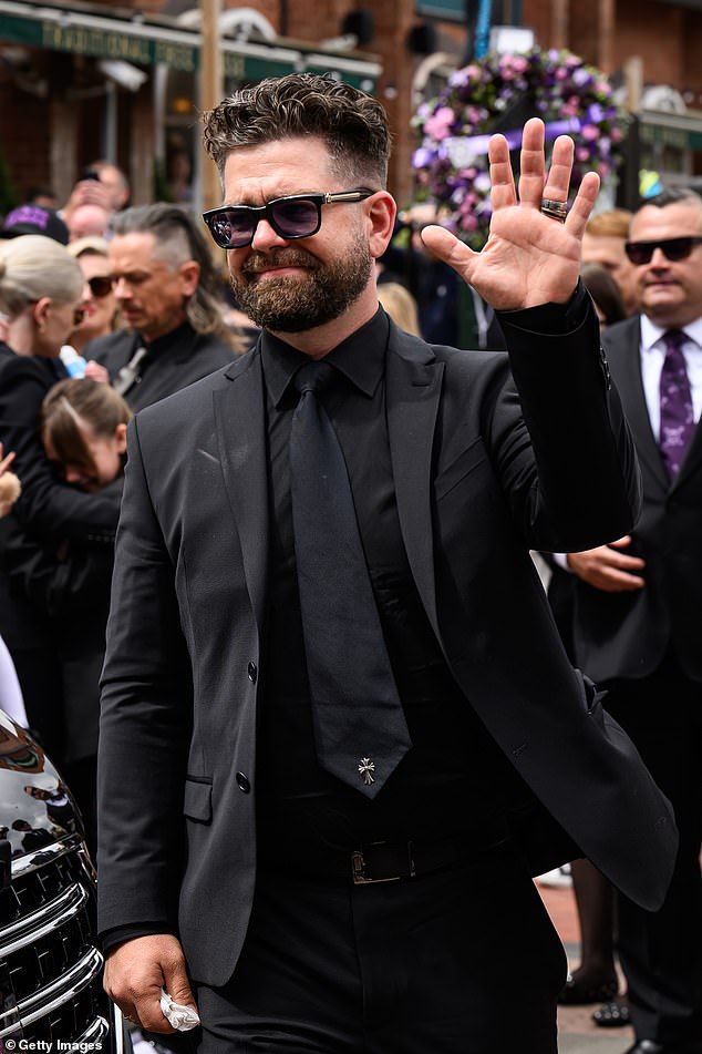 U drugom izbora odjeće, Jack, 39, također je na kraju svoje kravate nosio mali srebrni križni pin - referenca na Ozzyjev privjesak s potpisom