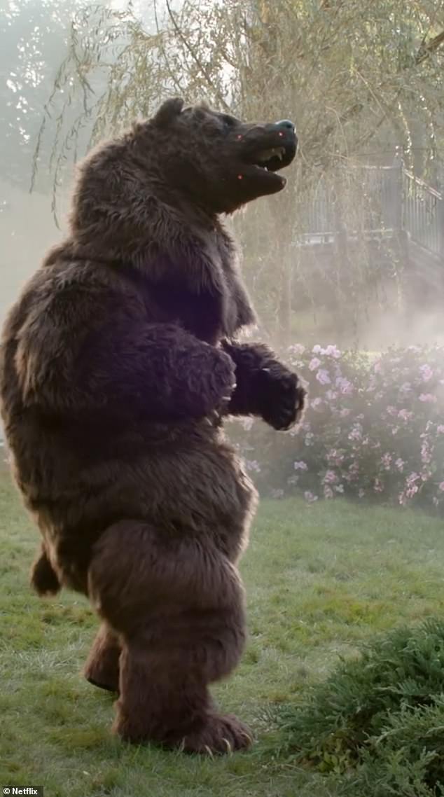 Ali kasnije, kad je Oscaru rečeno da zamislite svoje 'sretno mjesto', stvari se divlja - a Travisov lik čini se vezan, noseći ništa osim pregače, prekrivenog medom ... s medvjedom koji će naletjeti