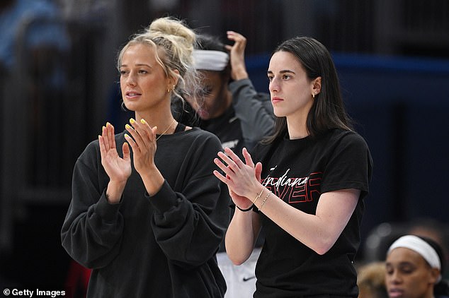 Mnogi obožavatelji raspravljali su o tome je li zvijezda groznice Clark (desno) zapravo lice WNBA