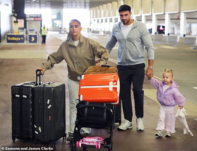 Influencer je imao pune ruke s Bambijevom praznom prtljažnikom i obiteljskom prtljagom, dok je Tommy Fury hodao ruku pod ruku sa svojom mladom kćeri na aerodromu Manchester