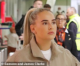 Nije se moglo vidjeti osmijeh dok je čekala prijavu sa svojom obitelji prije nego što im je korisno osoblje Jet2 došlo u pomoć