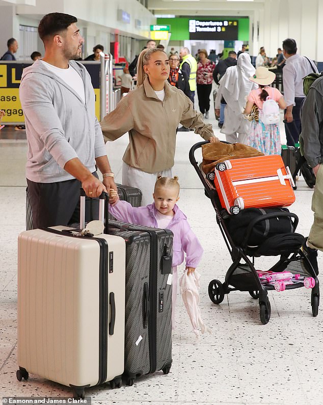 Molly-Mae je izgledala nemirno dok se pripremala za let jet2 s partnerom Tommyjem i njihovom kćeri Bambi nakon što su u četvrtak stigli na užurbanu zračnu luku Manchester