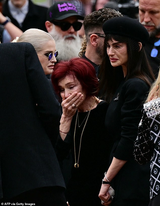 No, kako su se ujedinili od tuge kako bi oplakivali oca i podržali njihovu udovicu majku Sharon, sestre su zaboravile svoju gorku svađu za emocionalni dan