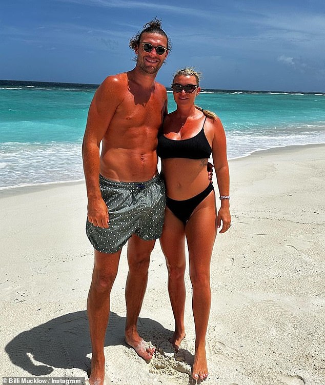 Snagavi bikini prekriveni SNAP dolazi nakon što je Andy, 36, i Billi navodno prodao svoj prostirni ljetnikovac za ogromnu svotu od sedam znamenki, sedam mjeseci nakon podnošenja prijave za razvod