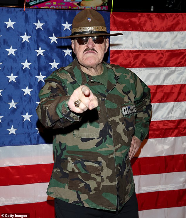 Usred povratne reakcije, Sweeney prima podršku od ljudi poput WWE ICON SGT. Pokolj