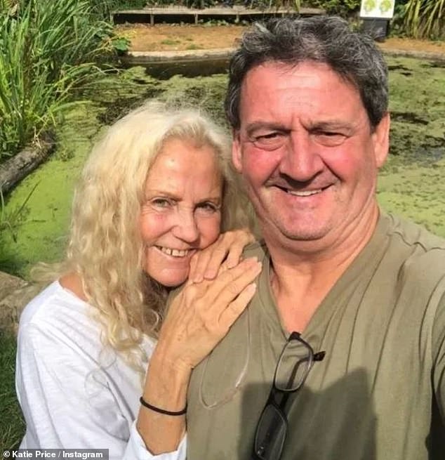 Katie je očuh Paul izrazio zabrinutost zbog njezine težine, dok je majka Amy ranije otkrila da misli da njezina kćer ima tjelesnu dismorfiju