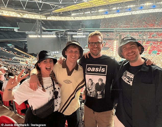 U svom prvom Instagram postu otkad je Scandal provalio, Jamie se pridružio Tonyju Clayu i Natalie Cassidy, kao i njezin partner Marc Humphreys