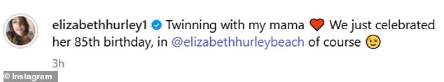 Elizabeth je sretno napisala svoj sjaj koji je napisala: 'Twinning s mojom mamom ♥ ️ Upravo smo proslavili njezin 85. rođendan, u @elizabethhurleybeach naravno'