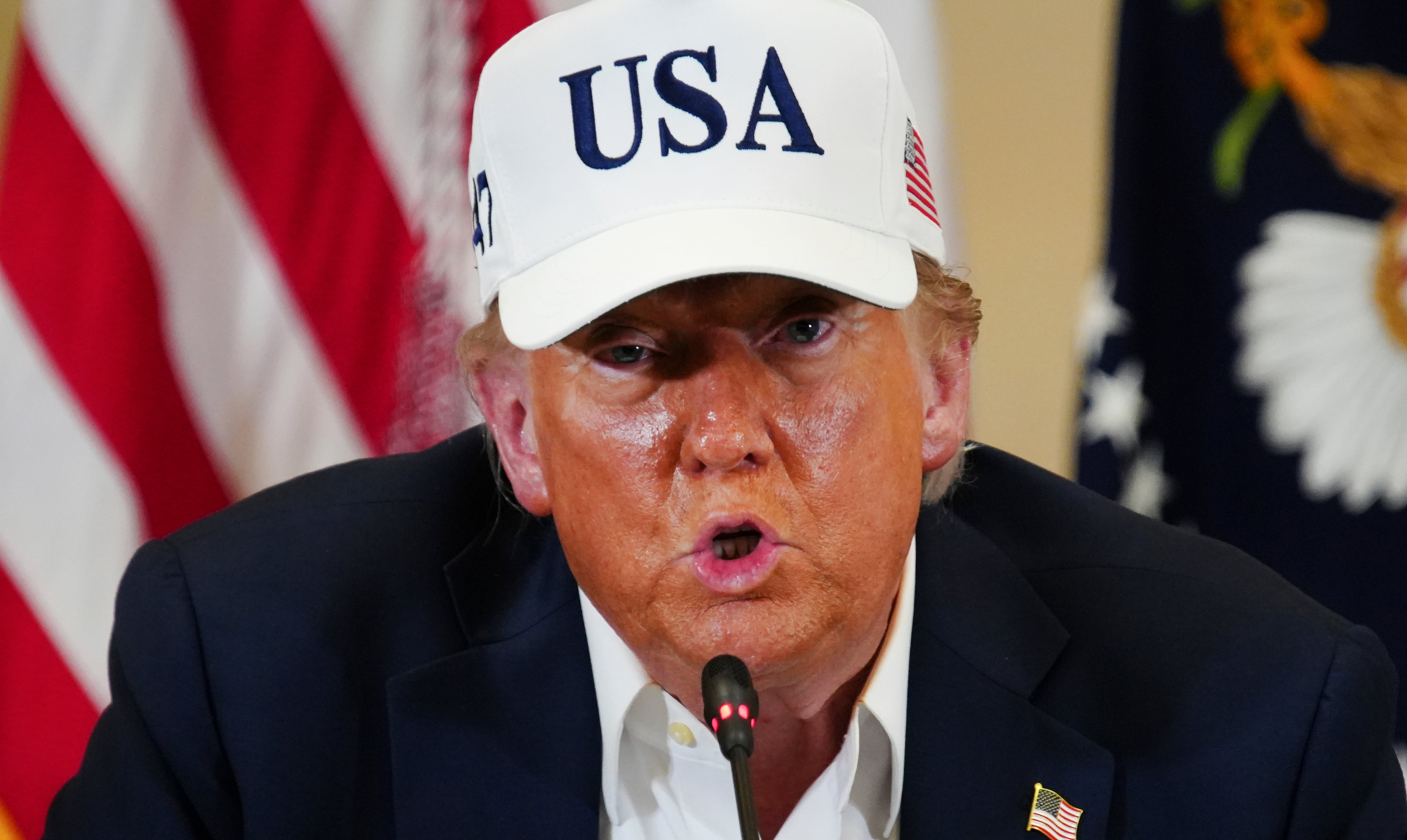 Predsjednica Donald Trump i komičar Rosie O'Donnell subota su se u subotu bavili trivijalnim ratom riječi, manje od 24 sata nakon što je posjetio poplavu s poplavom u Teksasu, gdje je više od 120 izgubilo život.