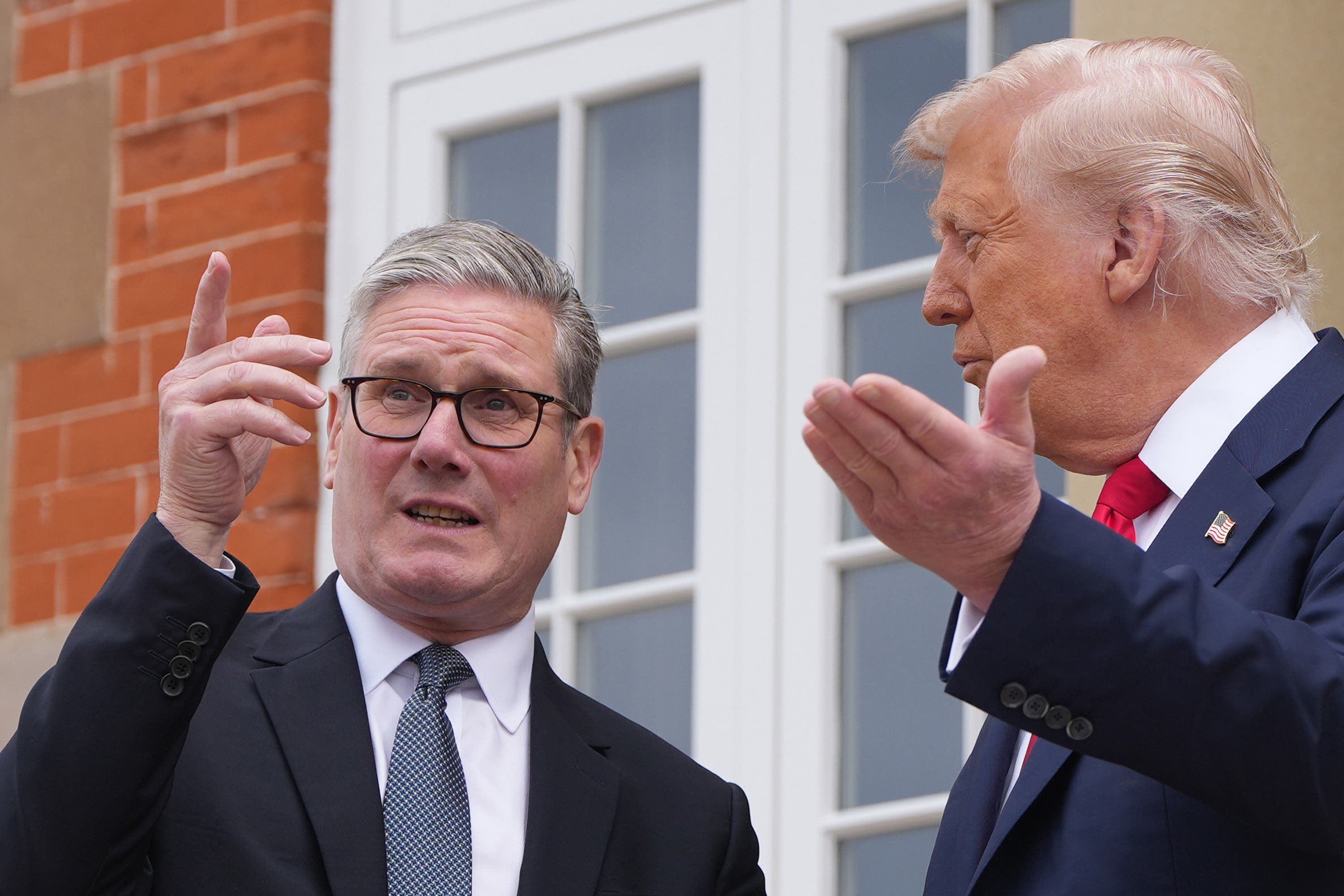 Premijera Sir Keir Starmer (lijevo) dočekuje američki predsjednik Donald Trump na svom golf terenu Trump Turnberry u South Ayrshireu