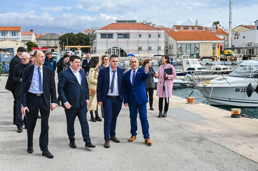 REKONSTRUKCIJA LUKE Lučka uprava Novalja odgovara sportskim ribolovcima: " Nema razloga za paniku svi će biti sigurno smješteni!"