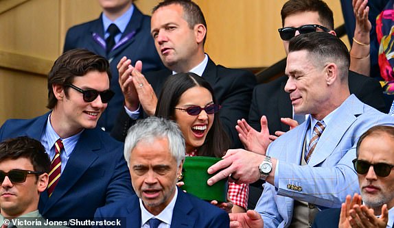 Obavezna zasluga: Fotografija Victoria Jones/Shutterstock (15381940cz) Olivia Rodrigo, Louis Partridge i John Cena jela slatkiše u Kraljevskoj kutiji na središnjem terenu Wimbledon Tennis Championship, 3. dan, Tennis All England Lawn tenis i kroketi, London, UK - UK.