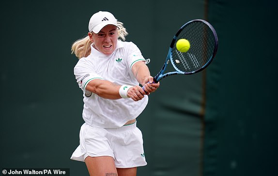 Sonay Kartal tijekom svog meča protiv Viktoriya Tomove na trećem danu prvenstva Wimbledona 2025. godine u All England Lawn Tenis i Croquet Club, London. Datum slike: srijeda 2. srpnja 2025. PA Photo. Foto -kredit trebao bi pročitati: John Walton/PA Wire.Resticions: Samo uredništvo. Nema komercijalne uporabe bez prethodnog pismenog pristanka AELTC -a. Ipak samo slika koristi - nema pokretnih slika za oponašanje emitiranja. Nema supenjavanja ili uklanjanja sponzora/AD logotipa.