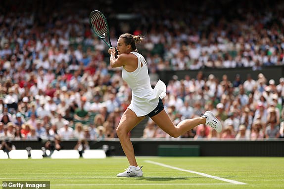 LONDON, Engleska - 02. srpnja: Aryna Sabalenka igra backhand protiv Marie Bouzkove iz Čeheje tijekom meča dame u drugom krugu na trećem danu prvenstva Wimbledon 2025 u All England Lawn Tennis i Croquet Club 02. srpnja u Londonu, Engleska. (Foto Clive Brunskill/Getty Images)