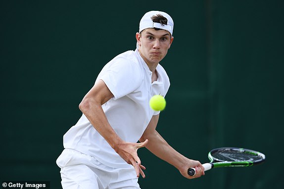 LONDON, ENGLAND - 13. srpnja: Jack Draper iz Velike Britanije u akciji tijekom polufinalnog meča svog dječaka protiv Nicolasa Mejia iz Kolumbije na jedanaestostrukim prvenstvima Tennisa u Wimbledonu na All England Lawn Tennis i Croquet Clubu 13. srpnja 2018. u Londonu, Engleda. (Foto Clive Mason/Getty Images)
