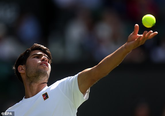 EPA12210420 CARLOS ALCARAZ iz Španjolske u akciji tijekom muškog meča drugog kruga protiv Olivera Tarveta iz Britanije na Wimbledon Championship, Wimbledon, Britanija, 02. srpnja 2025. EPA/Neil Hall Ureda samo