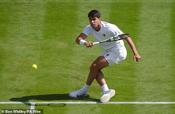 Carlos Alcaraz tijekom svog meča protiv Olivera Tarveta na treći dan prvenstva Wimbledona 2025. godine u All England Lawn Tenis and Croquet Club, London. Datum slike: srijeda 2. srpnja 2025. PA Photo. Foto -kredit treba čitati: Ben Whitley/PA Wire.Resticions: Samo uredništvo. Nema komercijalne uporabe bez prethodnog pismenog pristanka AELTC -a. Ipak samo slika koristi - nema pokretnih slika za oponašanje emitiranja. Nema supenjavanja ili uklanjanja sponzora/AD logotipa.