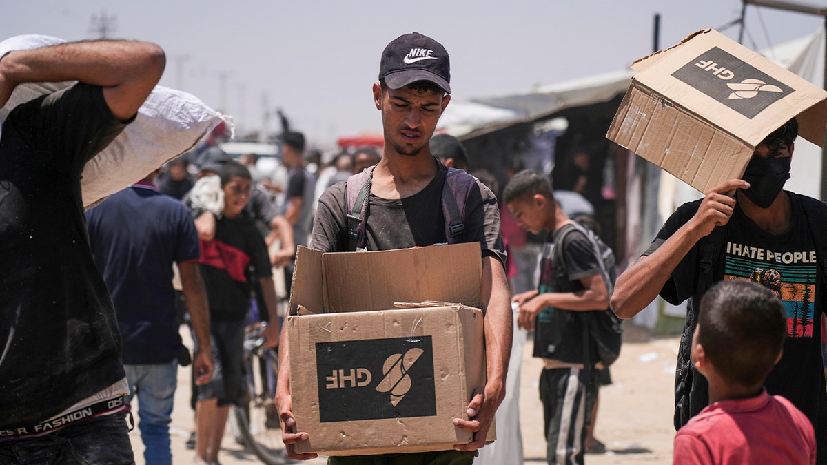 Palestinci nose humanitarnu pomoć