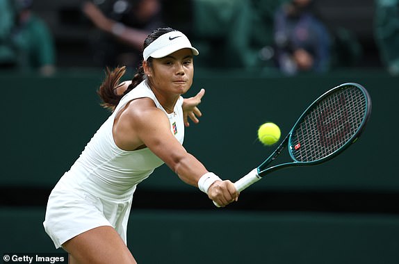 LONDON, ENGLAND - 04. Srpnja: Emma Raducanu iz Velike Britanije glumi backhand protiv Aryne Sabalenka tijekom meča trećeg kola dame na petom dana prvenstva Wimbledon 2025 u All England Lawn Tennis i Croquet Club 04. srpnja 2025. u Londonu, Engleska. (Fotografiju Dan Istitene/Getty Images)