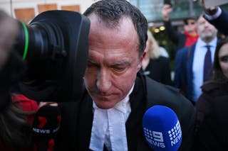 Odvjetnik za obranu Colin Mandy SC napušta sud u Magistratu Latrobe Valley u Morwellu, Victoria