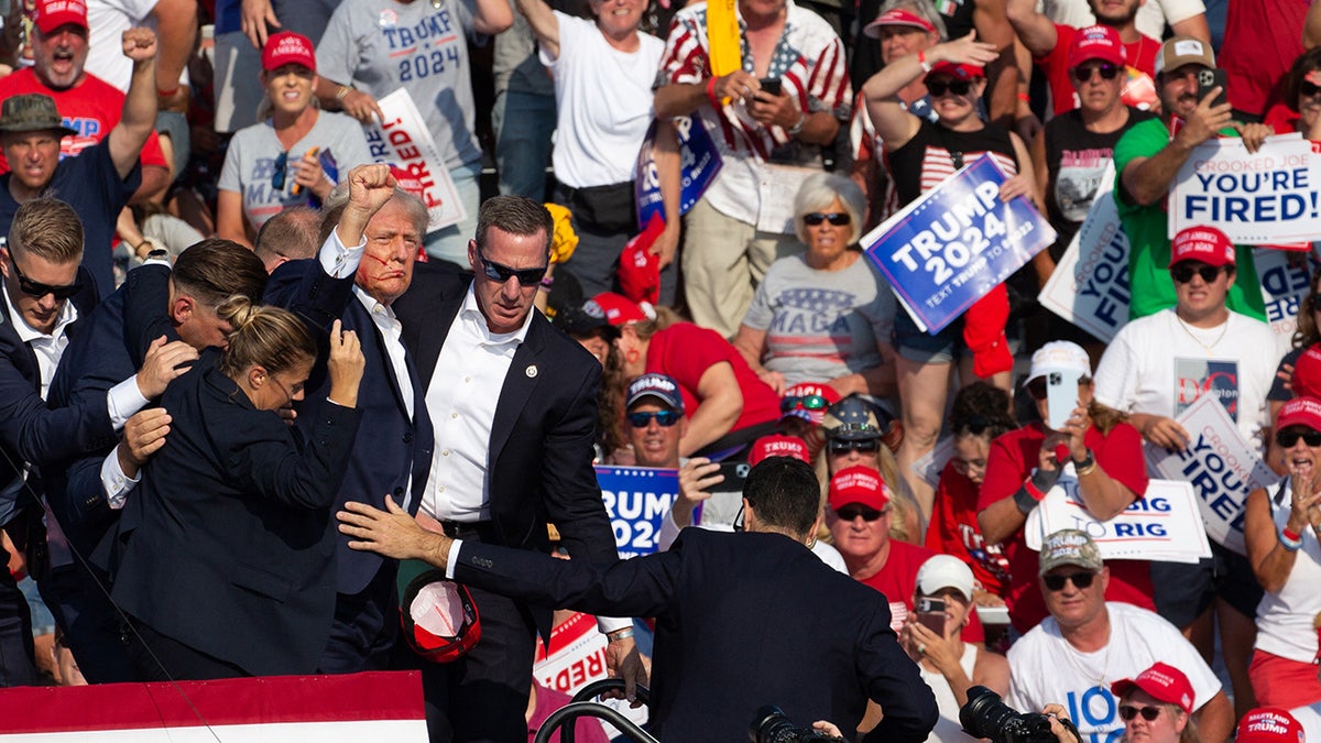 Donald Trump vidi se s krvlju na licu okruženom tajnom službom