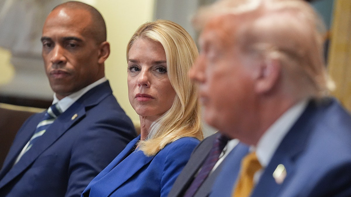 Glavni odvjetnik Pam Bondi sluša tijekom sastanka Trumpovog kabineta