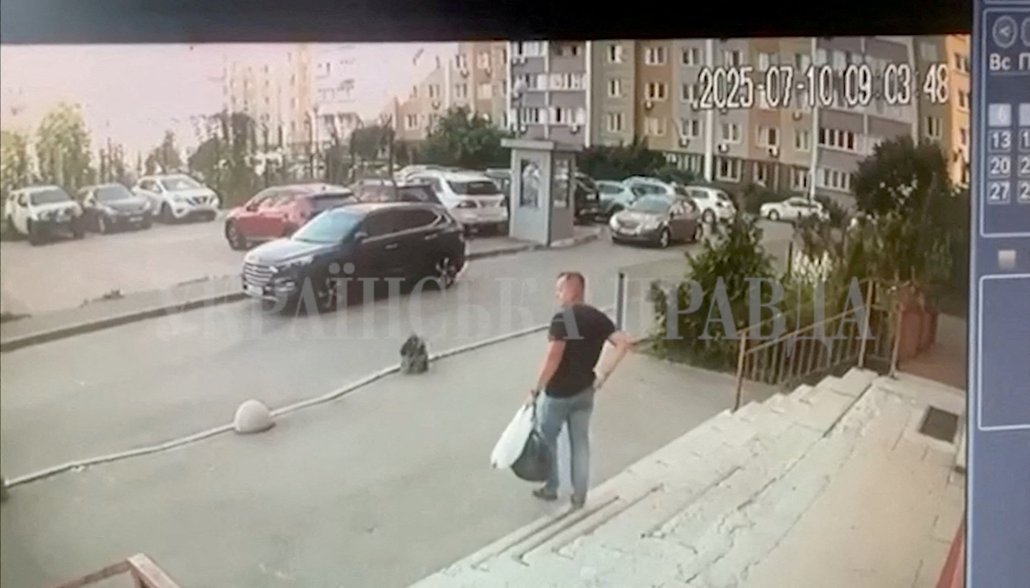 Snimke CCTV -a pokazuju sigurnosnu službu ukrajinskog časnika koji je hodao niz stepenice nekoliko trenutaka prije nego što je u četvrtak ustrijeljen u Kijev. Otada je identificiran kao pukovnik Ivan Voronych