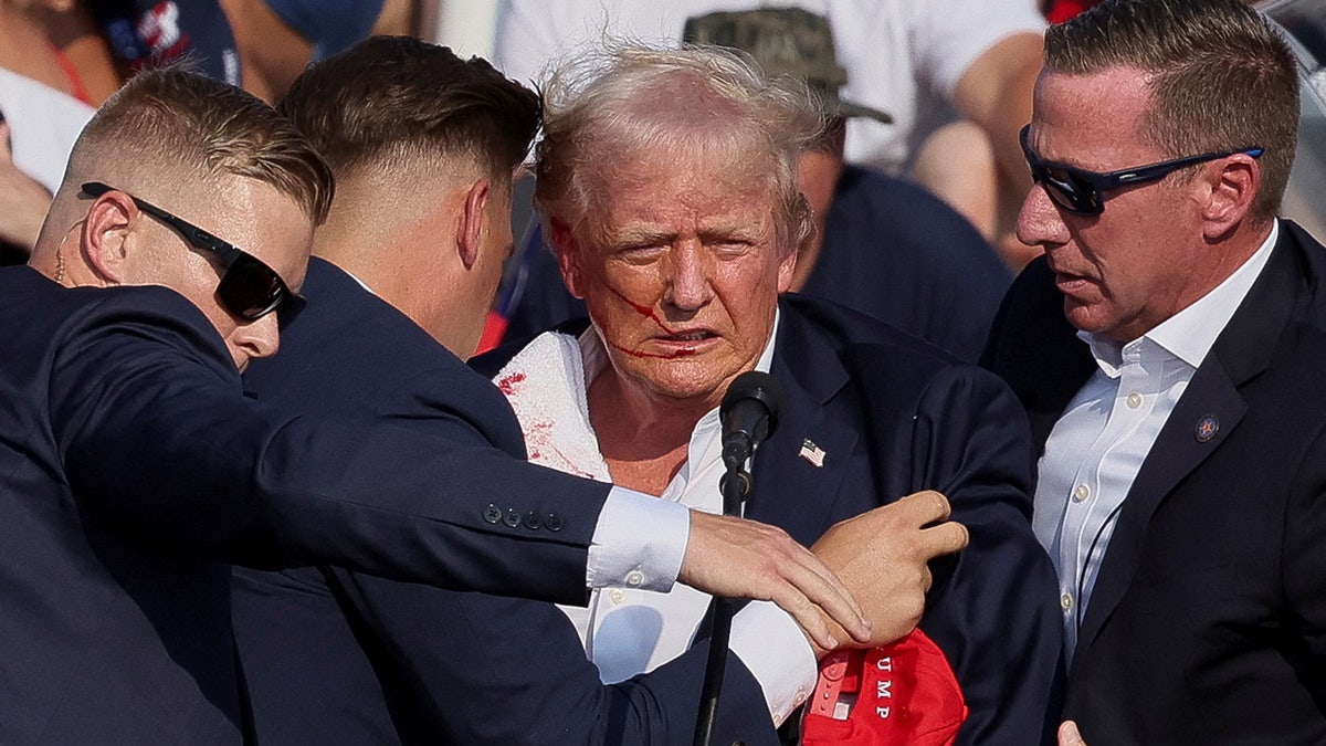 Donald Trump gestikulira s krvavim licem dok su se tijekom mitinga kampanje zasjavale višestruki pucnjavi