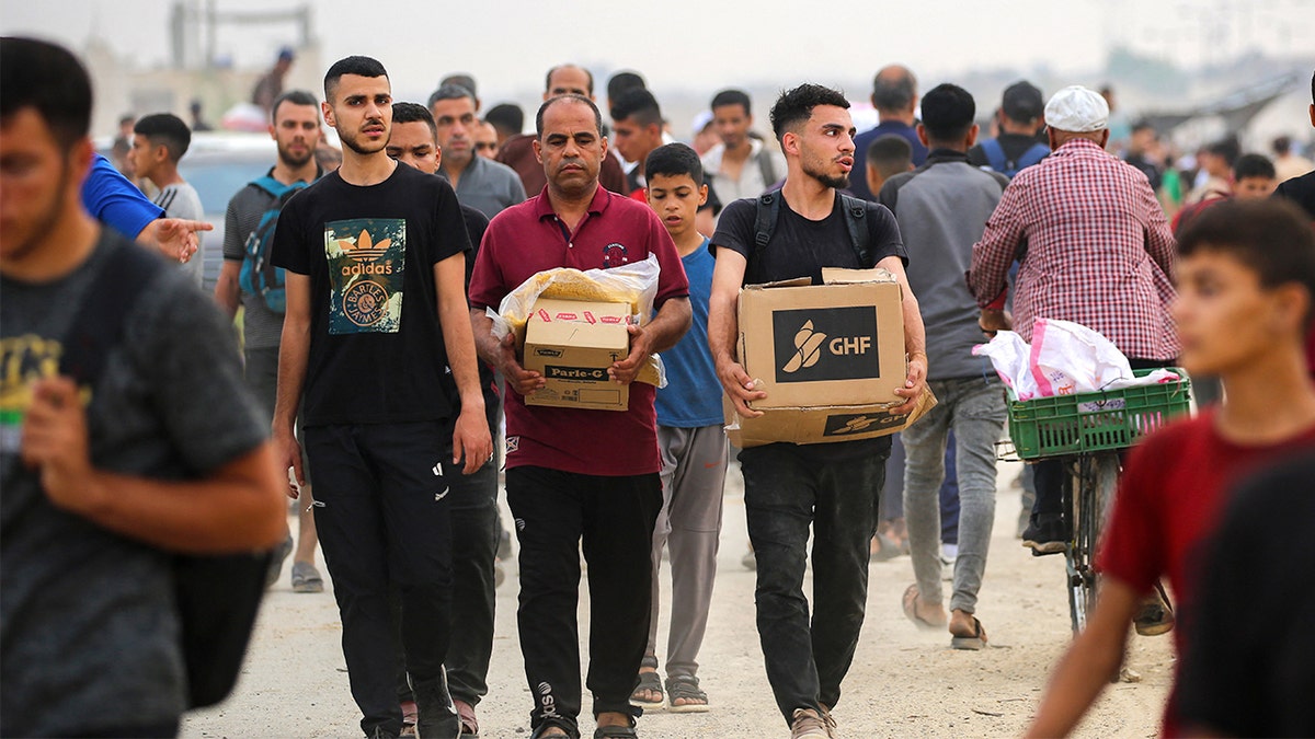 Palestinci nose pomoć iz humanitarne zaklade u Gazi