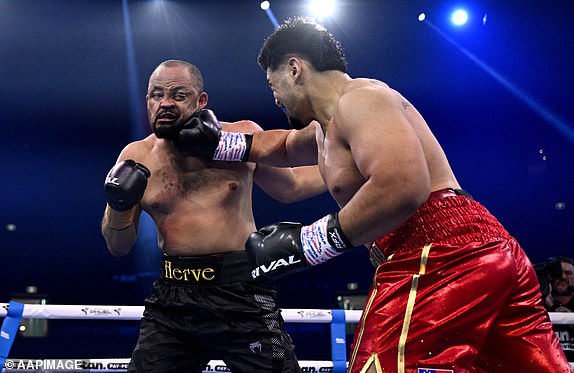 Alex Leapai Jr (desno) i Herve Silu Mata tijekom njihovog podmazanja ispred bokserskog meča između Paula Gallena i Sonnyja Billa Williamsa u Qudos Bank Areni u Sydneyu, srijeda, 16. srpnja 2025. (AAP Image/Dan Himbrechts) Nema arhiviranja, samo uređivanja