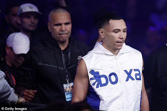 SYDNEY, Australija - 16. srpnja: Rahim Mundine hoda do ringa s ocem Anthonyjem Mundineom uoči svog srednjeg borbe protiv Joe Vatusaqata u Qudos Bank Areni 16. srpnja 2025. u Sydneyu u Australiji. (Foto Darrian Traynor/Getty Images)