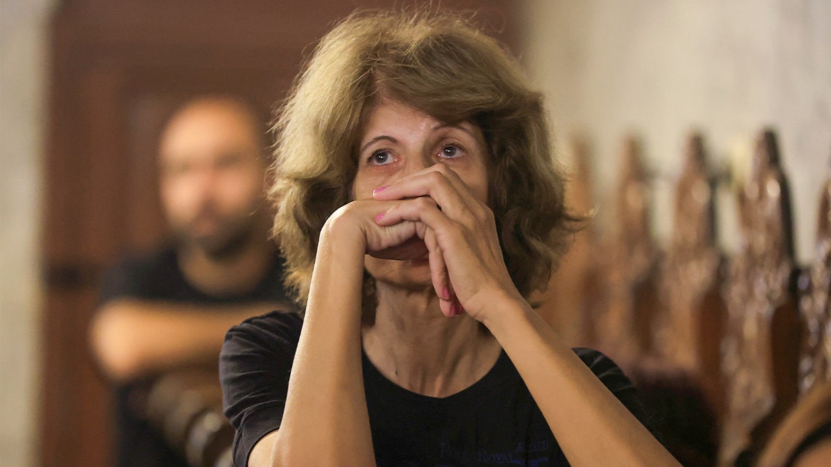 žena na sprovodu, izbliza pucanj