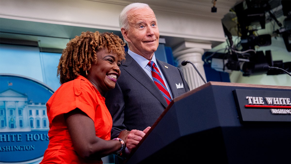 Karine Jean-Pierre i Joe Biden