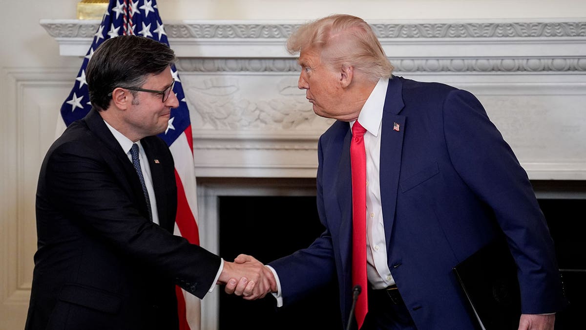 Johnson i Trump rukuju