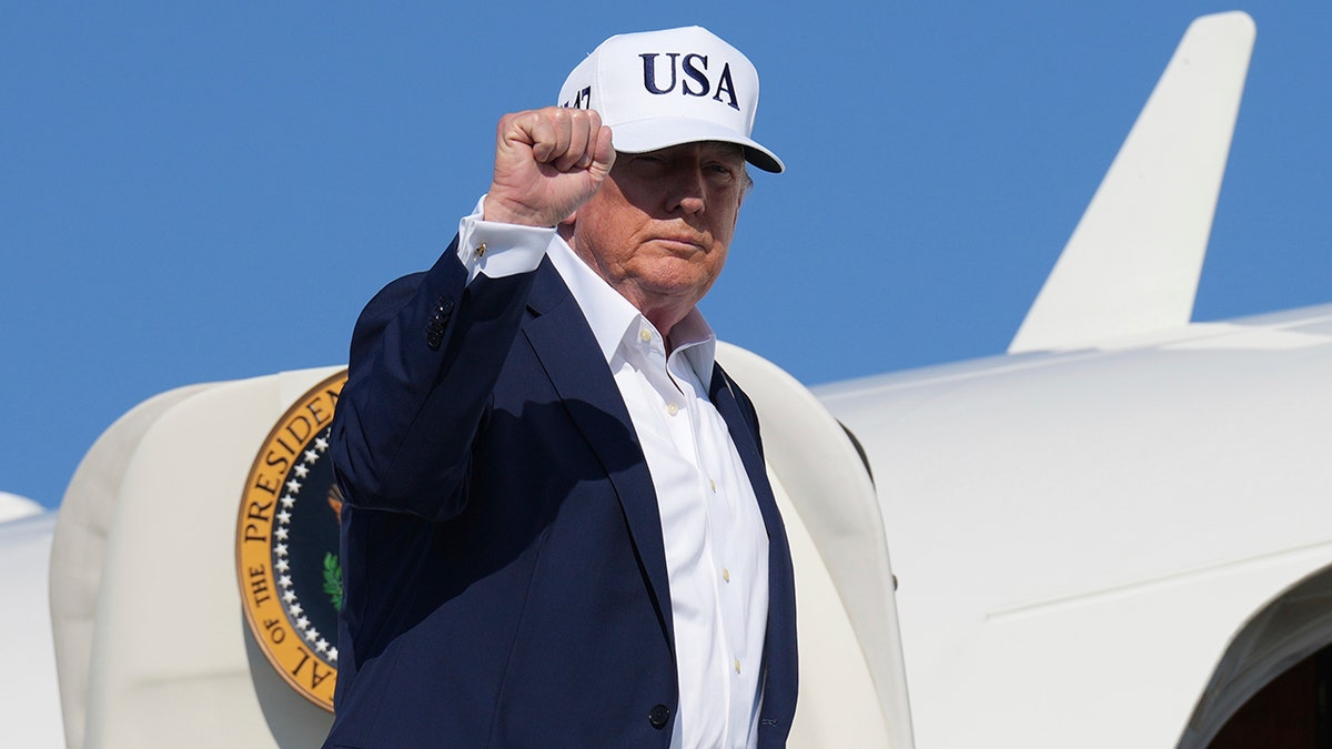 Predsjednik Donald Trump pumpa šake