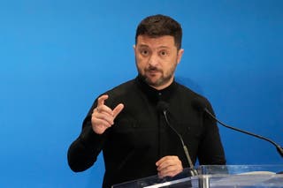 Predsjednik Ukrajine Volodymyr Zelensky razgovara s novinarima tijekom Konferencije o oporavku Ukrajine u kongresnom centru La Nuvola u Rimu