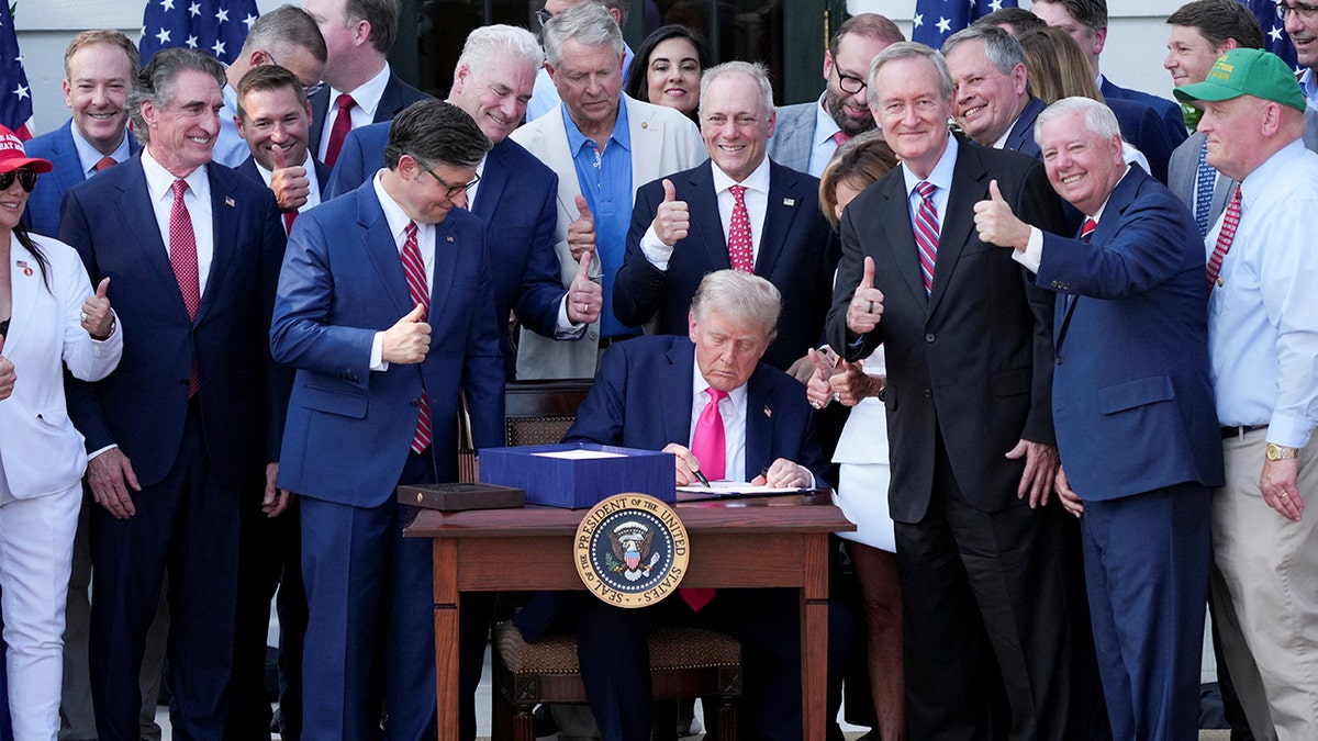Trump potpisuje veliki lijepi račun, okružen zakonodavcima