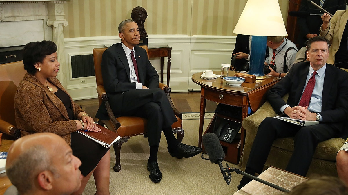 Obama meets with Lynch, Comey and others in White House meeting.