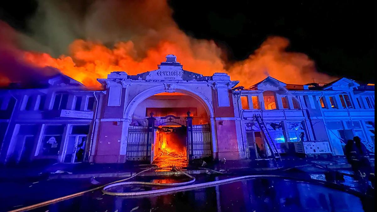 Izgradnja požara noću, Odessa, Ukrajina, nakon ruskog zračnog udara