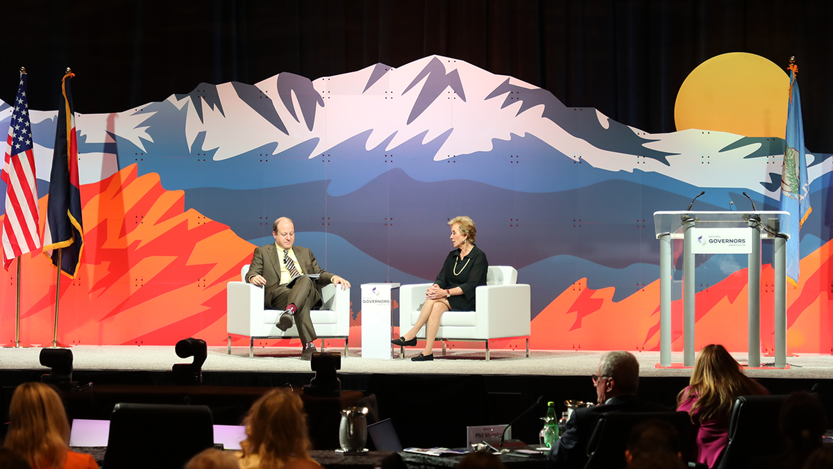 Vlada Jared Polis i tajnica Linda McMahon na pozornici