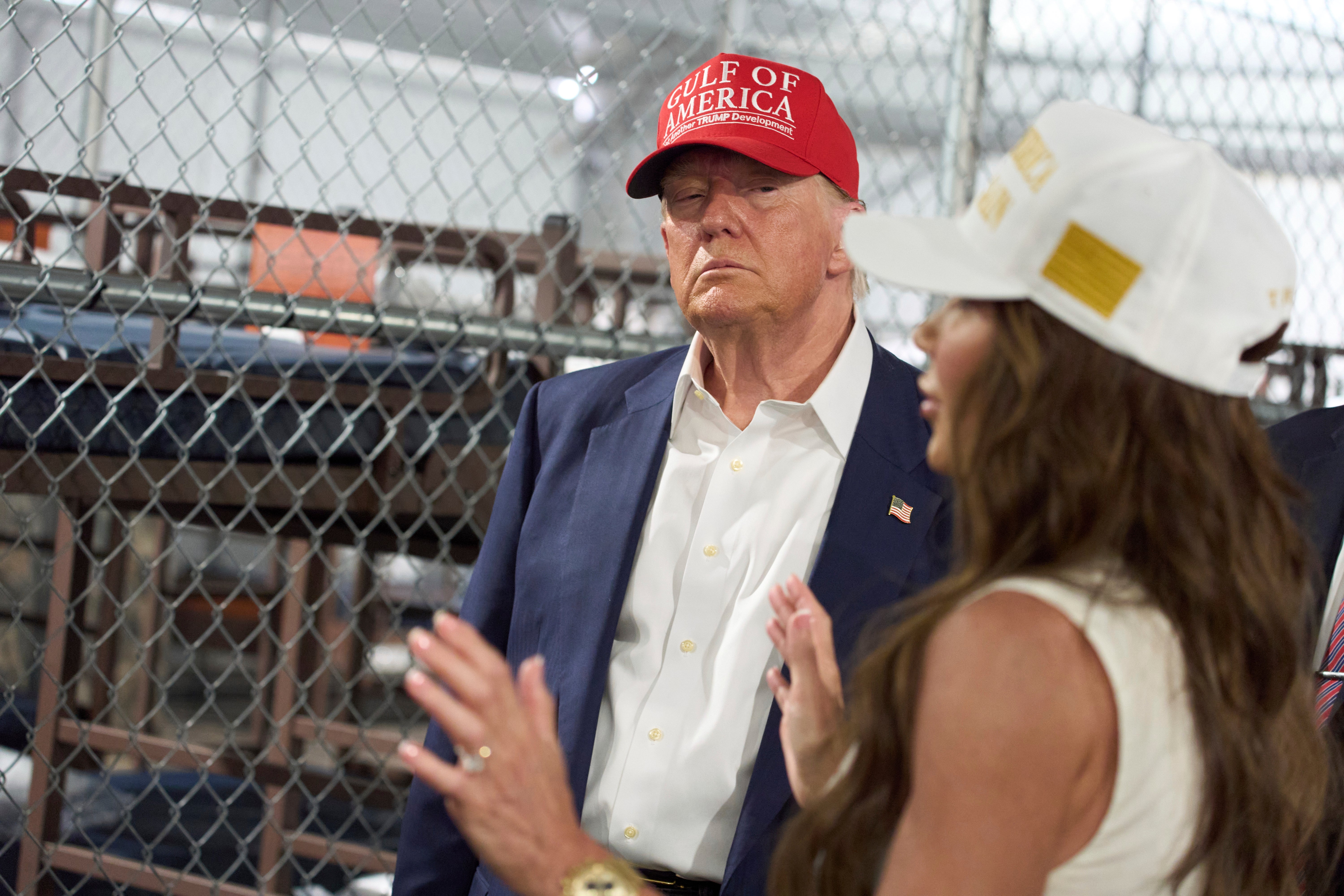 Trumpova administracija distribuira više od 600 milijuna dolara grantova državnim i lokalnim samoupravama za proširenje imigracijskih pritvorskih objekata, a istovremeno nudi ugovor od 1,2 milijarde dolara za novi pritvorski centar u vojnoj bazi u Teksasu