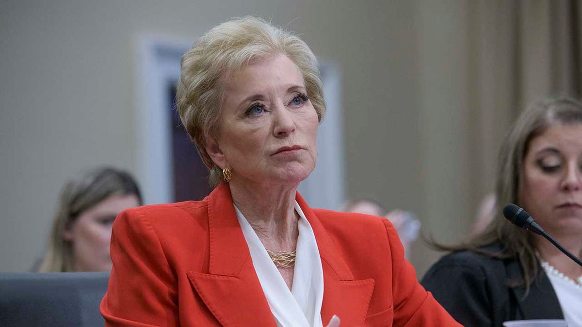 Linda McMahon gleda dalje