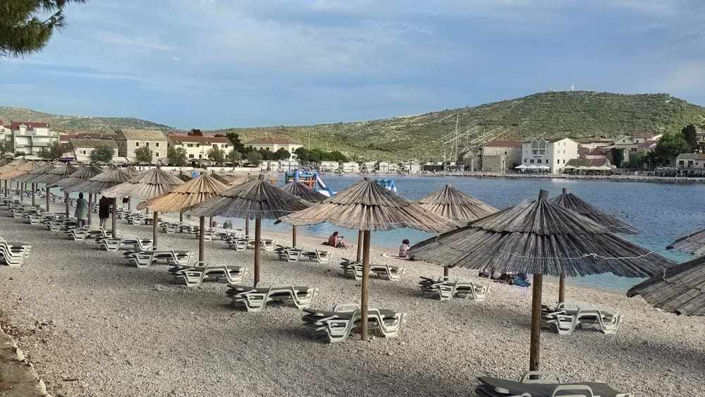 BIJESNA Žena iz BiH bacila "drvlje i kamenje" po turizmu u Hrvatskoj, posebno na Makarskoj rivijeri!