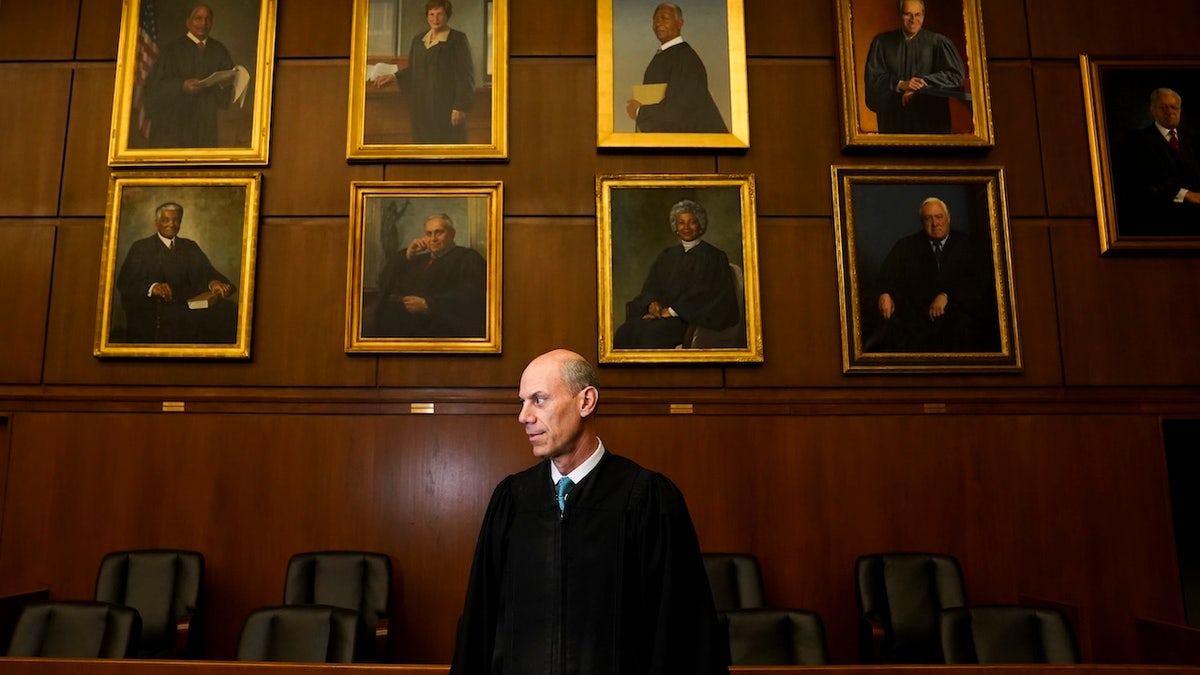 Sudac James E. Boasberg, glavni sudac saveznog okružnog suda u DC -u, zalaže se za portret u Federalnom dvorištu E. Barrett Prettyman u Washingtonu, DC, 16. ožujka 2023. (Foto Carolyn Van Houten/Washington Post putem Getty Images)